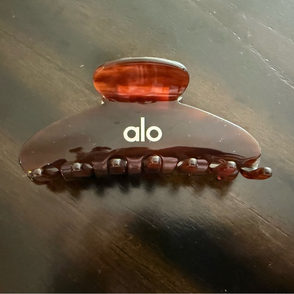 Alo 90s Claw Clip in Brown Tortoise